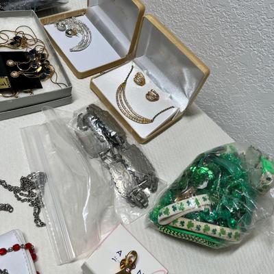 Lot 353 ssorted Jewelry Lot #5