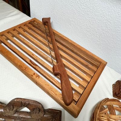 Lot 370 Wood items