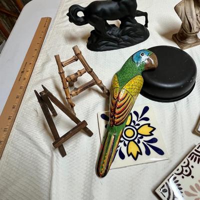 Lot 371 Lot of smalls decor