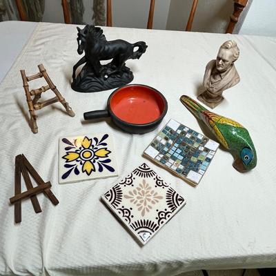 Lot 371 Lot of smalls decor