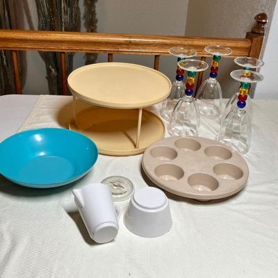 Lot 421 Plastic ware assortment