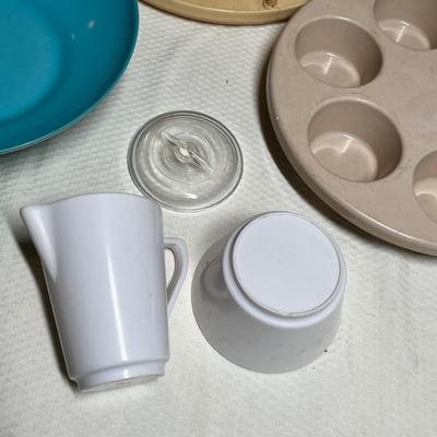 Lot 421 Plastic ware assortment