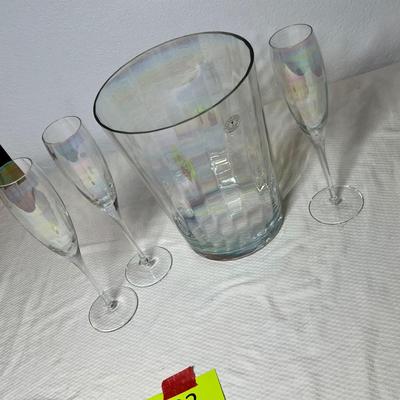 Lot 422 Champagne flutes w/ Ice bucket