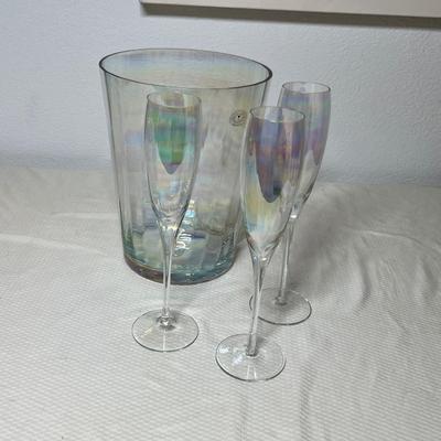 Lot 422 Champagne flutes w/ Ice bucket