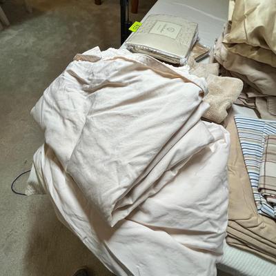 Lot 435 Tan sheets & towels