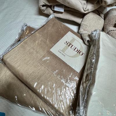 Lot 435 Tan sheets & towels