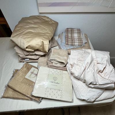 Lot 435 Tan sheets & towels