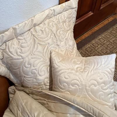 Lot 437 Bedding set