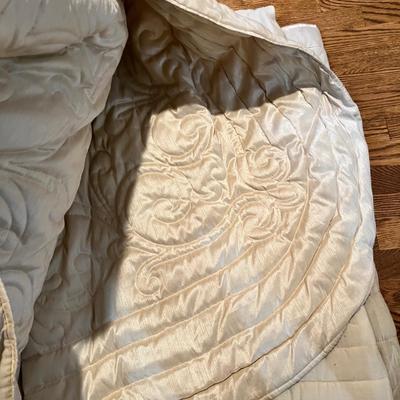 Lot 437 Bedding set