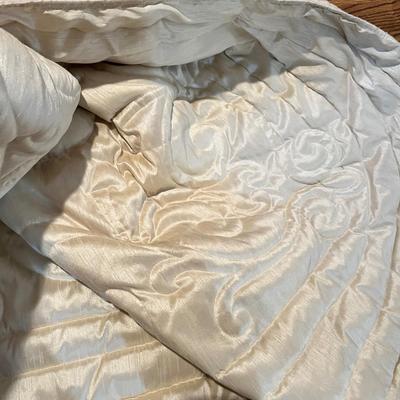 Lot 437 Bedding set