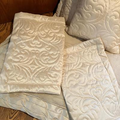 Lot 437 Bedding set