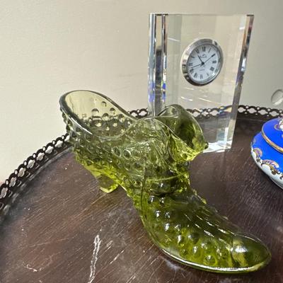 Lot with Crystal Badash clock