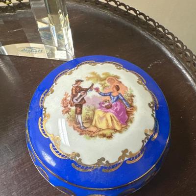 Lot with Crystal Badash clock