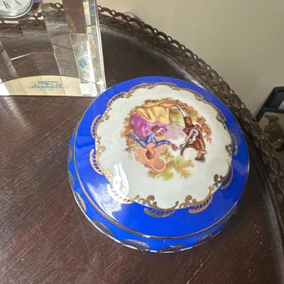 Lot with Crystal Badash clock