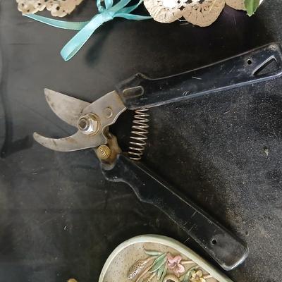 Garden Décor & Planter Lot – Watering Can, Pots, Welcome Sign & More