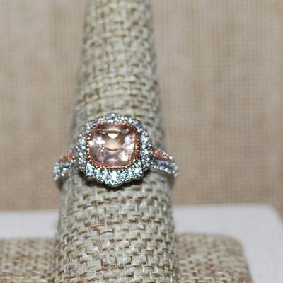 Size 9 Marked .925 Rounded Square CHAMPAGNE Colored Main Stone Ring with Clear Stone Surround & Sides on a Silver Band (4.1g)