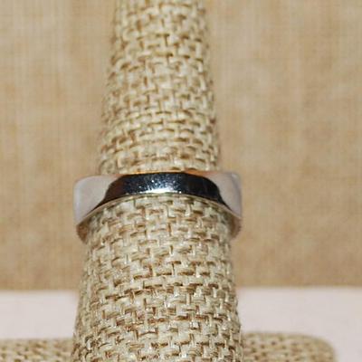 Size 9 Marked .925 Large Beveled Square Clear Main Stone Ring with Brillant Stone Side Accents on a Silver Band (7.8g)