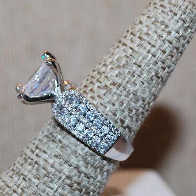 Size 9 Marked .925 Large Beveled Square Clear Main Stone Ring with Brillant Stone Side Accents on a Silver Band (7.8g)
