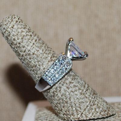 Size 7 Marked .925 Large Beveled Square Clear Main Stone Ring with Brillant Stone Side Accents on a Silver Band (7.3g)