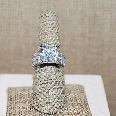 Size 7 Marked .925 Large Beveled Square Clear Main Stone Ring with Brillant Stone Side Accents on a Silver Band (7.3g)