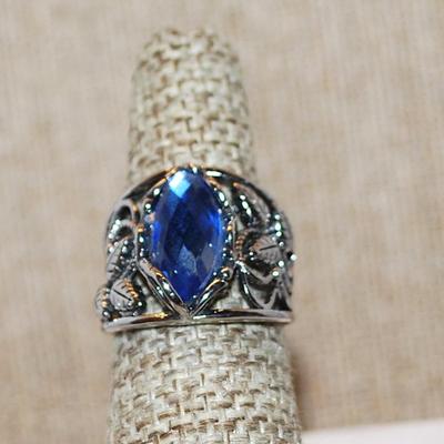 Size 6½ Marked .925 Large BLUE Marquise Cut Stone Ring with "Branch & Leaves" Side Accents on a Silver Band (5.6g)