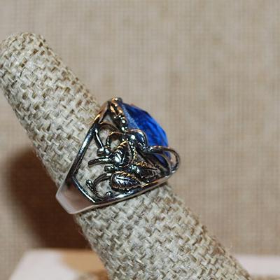 Size 6½ Marked .925 Large BLUE Marquise Cut Stone Ring with "Branch & Leaves" Side Accents on a Silver Band (5.6g)