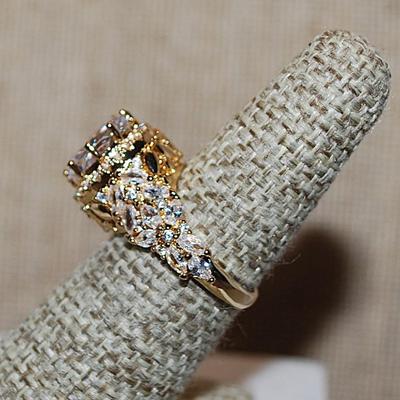 Size 6½ Marked .925 Single Clear Oval Main Stone Ring with Side Marquise Cut Stone Accents on a Silver Gold Band (6.8g)
