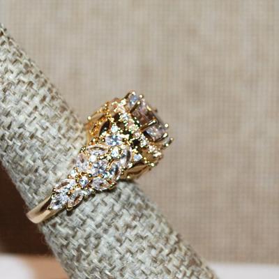 Size 6½ Marked .925 Single Clear Oval Main Stone Ring with Side Marquise Cut Stone Accents on a Silver Gold Band (6.8g)