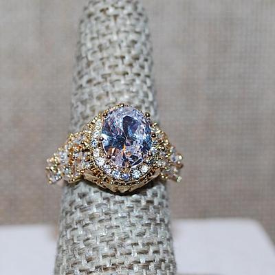 Size 6½ Marked .925 Single Clear Oval Main Stone Ring with Side Marquise Cut Stone Accents on a Silver Gold Band (6.8g)