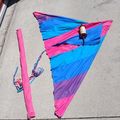 Nice Catch the Wind Nylon Sport Kite with Spool & Storage Sleeve