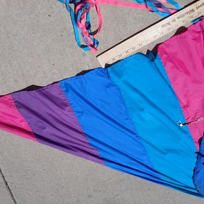 Nice Catch the Wind Nylon Sport Kite with Spool & Storage Sleeve