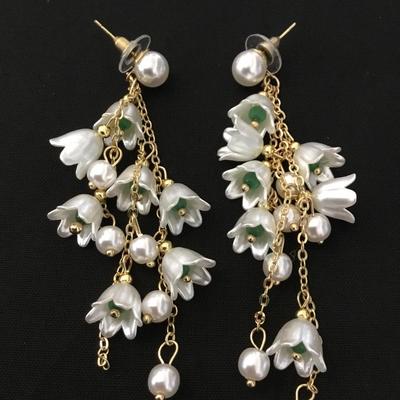 Cute dangling flower earrings