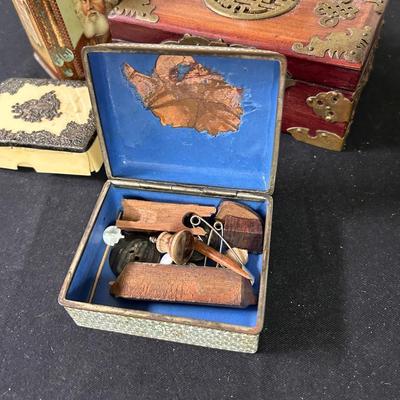 Lot of 5 containers / tins