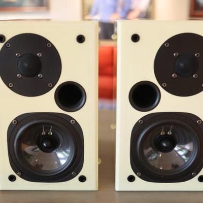 Usher S-520 Audio Bookshelf Speakers