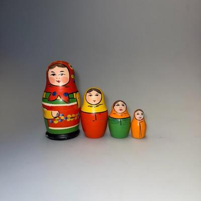 Early Vintage Russian Wood Folk Art Nesting Dolls Matryoshka Babushka 4 Piece