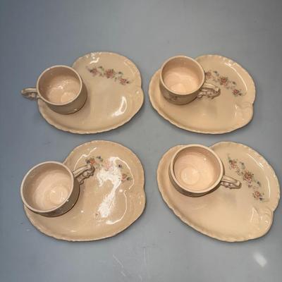 Scalloped plate with tea cups (4)
