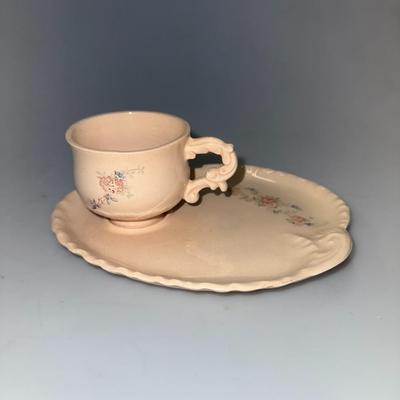 Scalloped plate with tea cups (4)