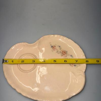 Scalloped plate with tea cups (4)