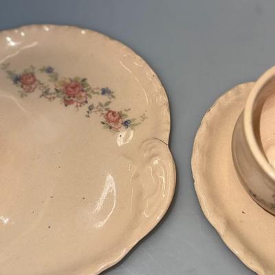 Scalloped plate with tea cups (4)