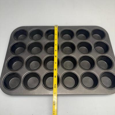 Unbranded MINI MUFFIN TIN 24 count 