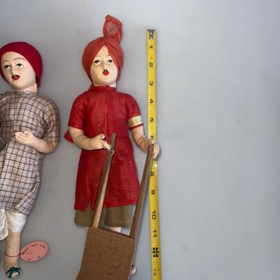 Two figurines 