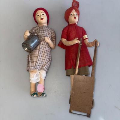 Two figurines 