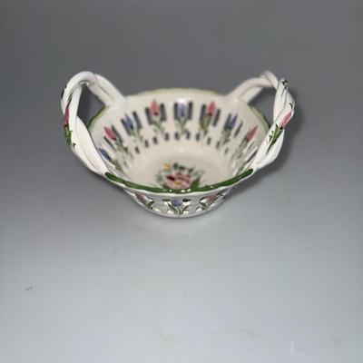 RCCL 903P White CERAMIC lattice Basket Hand Painted Red Blue Floral Portugal EUC