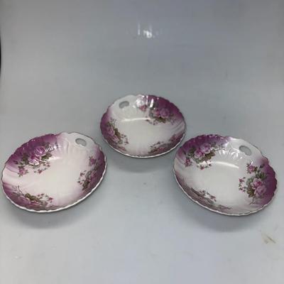 Lefton Ceramic Scallopped bowl set of 3