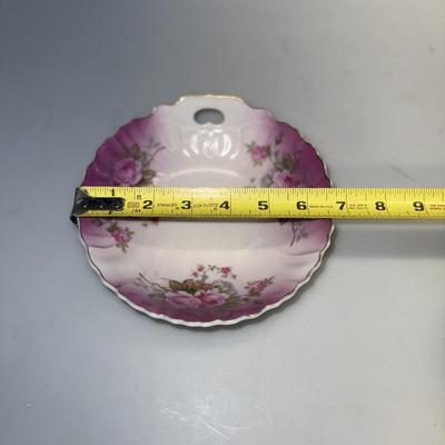 Lefton Ceramic Scallopped bowl set of 3