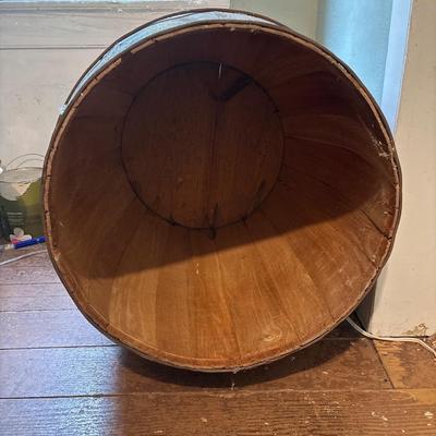 LOT 68: Wooden Barrel and Decorative Seashell Lamp
