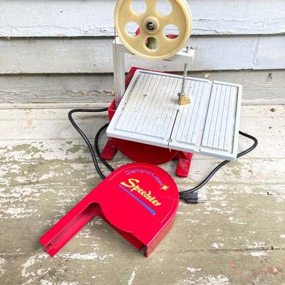LOT 72: Speedster Diamond Glass Table Saw with Assorted Crafting / Decorative Wood Pieces