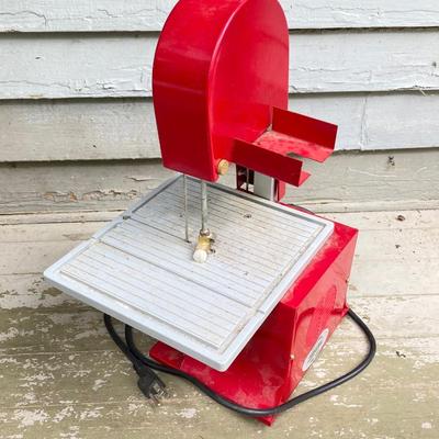 LOT 72: Speedster Diamond Glass Table Saw with Assorted Crafting / Decorative Wood Pieces