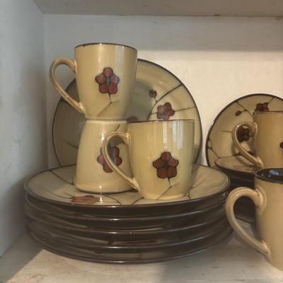 LOT 85: Pfaltzgraff Aster Dish Collection