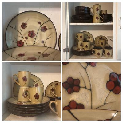 LOT 85: Pfaltzgraff Aster Dish Collection